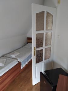 Tempat tidur dalam kamar di Tassi Halászcsárda-Kárász ház