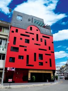 un gran edificio rojo con un rojo en Maison Boutique Theme Hotel Kuala Lumpur by Swing & Pillows, en Kuala Lumpur