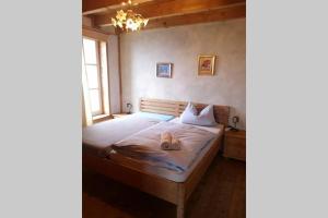 ein Schlafzimmer mit einem Bett, auf dem ein Hund liegt in der Unterkunft 2 Ferienhaus Andermichlhof in Geltendorf