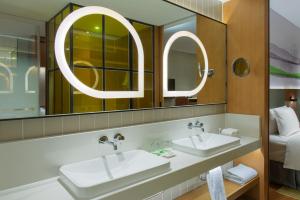 Holiday Inn & Suites Tianjin Downtown, an IHG Hotel tesisinde bir banyo