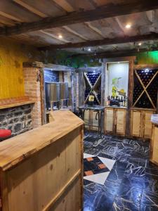 une salle de dégustation de vin avec un comptoir et un bar dans l'établissement Country House Zemljanka, à Šentrupert