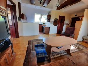 Una sala de estar con una mesa y una cocina. en Noclegi w Księgarni, en Bielsko-Biala 25 fotos más