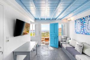 sala de estar con sofá y puerta azul en Sea View Villa Serifos Island, en Serifos Chora