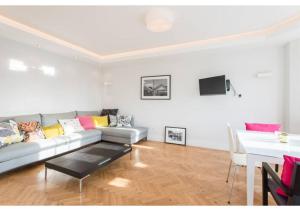 uma sala de estar com um sofá e uma mesa em JOIVY Bright 1 bed flat, next to Hyde Park em Londres