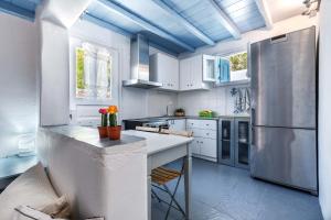 A kitchen or kitchenette at Sea View Villa Serifos Island