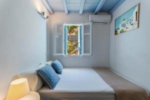 Cama en habitación con ventana en Sea View Villa Serifos Island, en Serifos Chora