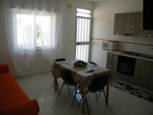 eine Küche mit einem Tisch und einer Obstschale darauf in der Unterkunft Casa Rachele ad Alcamo Marina in Alcamo Marina