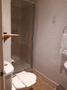 A bathroom at The Berkeley Guesthouse 