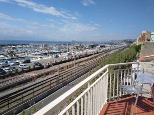 een balkon met uitzicht op een haven met auto's bij Mediterraneo in Masnou