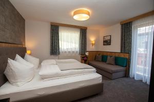 Łóżko lub łóżka w pokoju w obiekcie Hotel Garni Försterheim