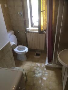 baño con aseo y lavabo y ventana en HOSTEL-SezanaLOKEV B&B, en Sežana