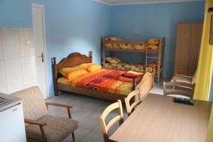 Schlafzimmer mit einem Bett, einem Tisch und Stühlen in der Unterkunft Vila AKI-KA in Sutomore