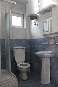 ein Bad mit einem WC und einem Waschbecken in der Unterkunft Vila AKI-KA in Sutomore