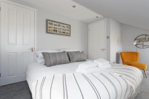 En eller flere senge i et værelse på Stopover at ORCHARD LOFT, cosy and convenient