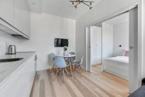 Televízia a/alebo spoločenská miestnosť v ubytovaní Grand Apartments