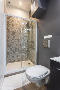 uma casa de banho com um chuveiro, um WC e um lavatório. em CMG Sacré Coeur - Ramey II em Paris