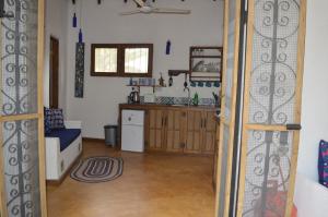 Zimmer mit Küche und Wohnzimmer in der Unterkunft Gecko Cottage in Bagamoyo