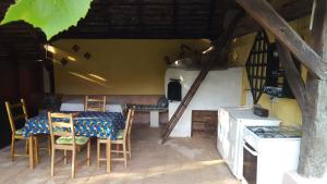 Una cocina con una mesa y sillas en una habitación. en Valchid Guest House, en Valchid 27 fotos más