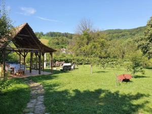un jardín con un pabellón en medio de un campo en Valchid Guest House, en Valchid