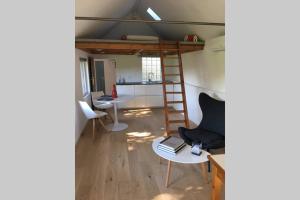 Zimmer mit einem Hochbett, einem Schreibtisch und einem Stuhl in der Unterkunft Cozy studio on a quaint farm in Kruibeke