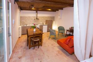 LoianoにあるCasa Di Cintiのキッチン、リビングルーム(テーブル、椅子付)