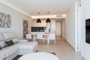 - un salon avec un canapé blanc et une table dans l'établissement ApartUP Denia Beachfront Deluxe, à Dénia