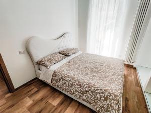 un letto bianco in una stanza con finestra di Appartamento Stefano Laudi a Porto SantʼElpidio
