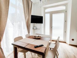 una sala da pranzo con tavolo e sedie in legno di Appartamento Stefano Laudi a Porto SantʼElpidio