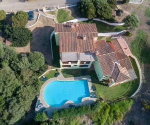 an overhead view of a house with a swimming pool at Sea & Villas in Stintino