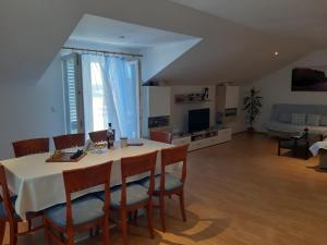 TV a/nebo společenská místnost v ubytování Apartments T & D