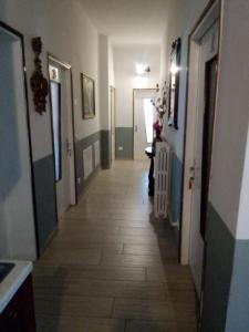un pasillo de una casa con suelo de baldosa en kola age, en Peschiera del Garda
