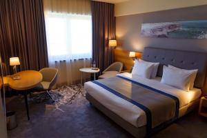 Cama ou camas em um quarto em Holiday Inn - Aktau - Seaside by IHG