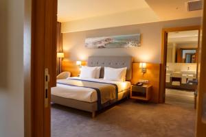 Cama ou camas em um quarto em Holiday Inn - Aktau - Seaside by IHG