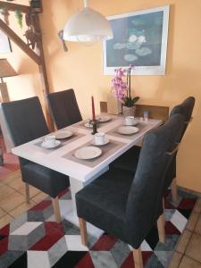 uma mesa de jantar e cadeiras com uma mesa branca e cadeiras em Harz Stube em Goslar