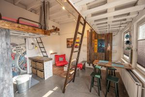 a room with a bunk bed and a desk and chairs at Louse Puschen Manufaktur in Kiel