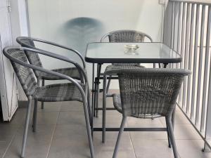 - Balcón con mesa de cristal y 2 sillas en PALMERAS - Apartamento en el centro de Roses - cerca de la playa - terraza - wifi, en Roses
