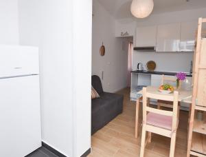 Kuchyň nebo kuchyňský kout v ubytování Apartments Nina