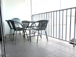 una mesa y sillas sentadas en un balcón en PALMERAS - Apartamento en el centro de Roses - cerca de la playa - terraza - wifi, en Roses