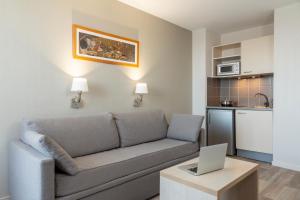 Kuchyň nebo kuchyňský kout v ubytování Aparthotel Adagio Access Avignon