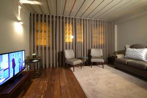 Uma TV ou centro de entretenimento em Hotel da Oliveira