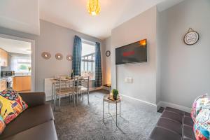 a living room with a couch and a table at 3 Bedroom Hull Sleeps 6 Glam Contractor & Leisure & Families Close to Clough Rd in Hull
