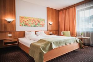 Postel nebo postele na pokoji v ubytování Hotel Garni Romantika