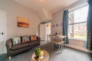 a living room with a couch and a table at 3 Bedroom Hull Sleeps 6 Glam Contractor & Leisure & Families Close to Clough Rd in Hull