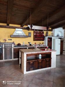 cocina con encimera grande en una habitación en La taverna di lulu, en Arnesano