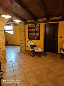 una habitación con una silla y platos en la pared en La taverna di lulu, en Arnesano