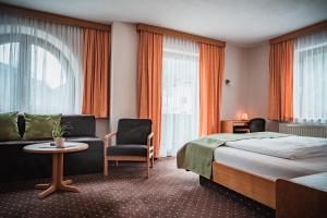 Postel nebo postele na pokoji v ubytování Hotel Garni Romantika
