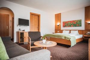 Postel nebo postele na pokoji v ubytování Hotel Garni Romantika