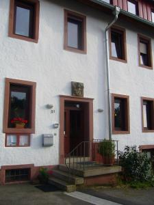 un bâtiment avec une horloge à l'avant dans l'établissement Pension Schreckhof, à Mosbach