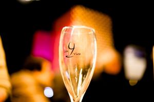 a wine glass with the word wine written on it at Gîte Les 4 Vins in Longlier