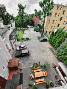 an overhead view of a courtyard with benches and cars at Hotelik w Centrum in Toruń